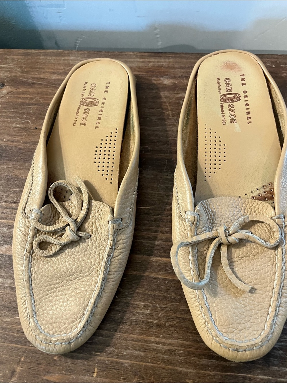 Women’s beige driving shoe